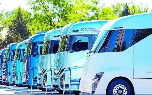 零碳运输胜负手：160万辆新能源重卡背后的三场硬仗