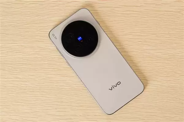 vivo X500首发索尼全新传感器:1/1.28英寸超大底+LOFIC技术