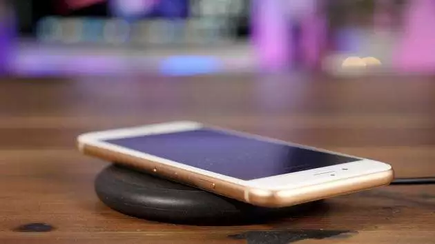 iPhone 充满电后仍然会有“闪电”标志,是否正常? iPhone 充满电后仍然会有“闪电”标志,是否正常?