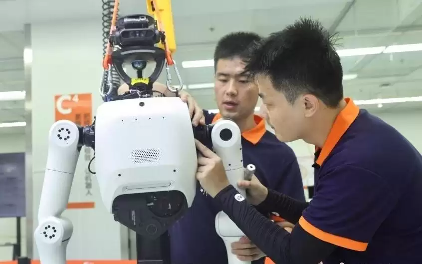 走进北京亦庄具身智能机器人超级工厂