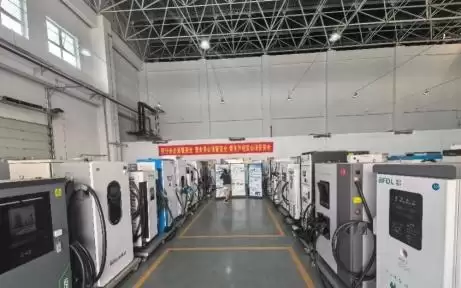 活力中国调研行｜能模拟雷击！一起探秘天津新能源汽车“体检中心”