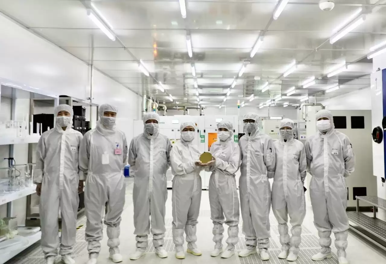 赛富乐斯拉通OEM模式 大尺寸硅基Micro-LED单色微显示屏实现量产