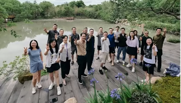 马云与阿里众高管插秧团建，被传离职的周靖人现身