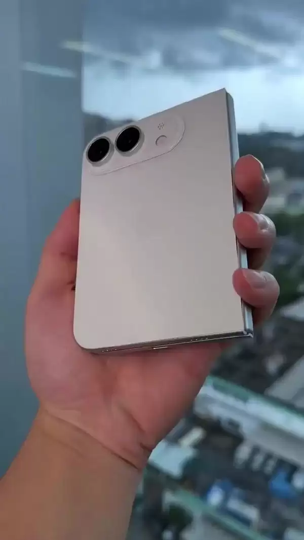 9月发布!苹果首款折叠手机iPhone Ultra白色版机模亮相:折痕明显