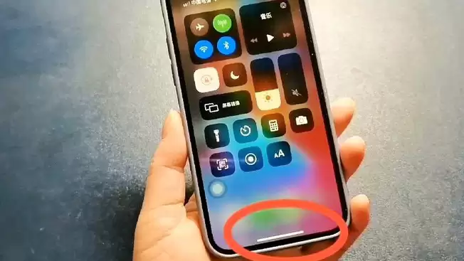 如何使用 iPhone 手机下方横线进行应用切换? 如何使用 iPhone 手机下方横线进行应用切换?