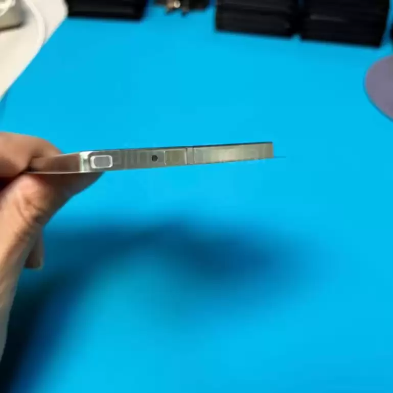 苹果 “史上最薄” iPhone 17 Air 电池实物亮相 苹果 “史上最薄” iPhone 17 Air 电池实物亮相