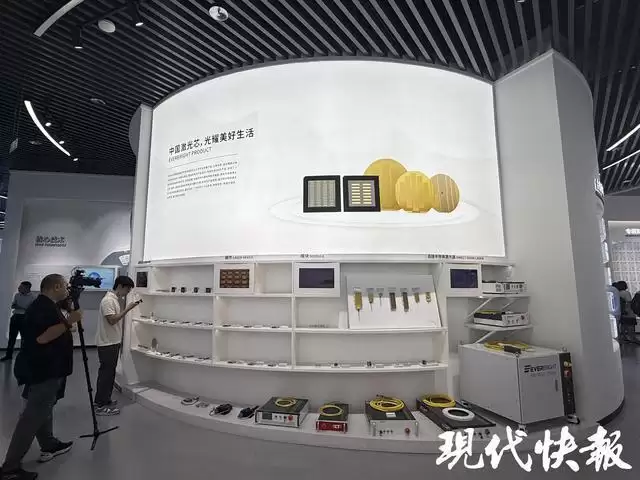 活力中国调研行｜小芯片有大能量！记者体验激光“秒打印”