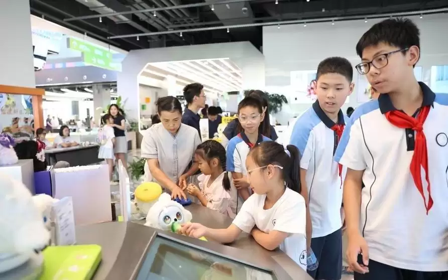 【场面】AI应用商店迎来研学青少年
