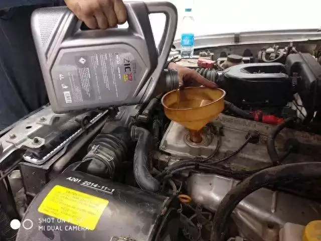 机油型号暗藏玄机！看懂这串数字，告别4S店套路，保养省钱又养车
