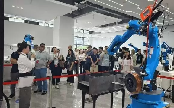 看国宝熊猫 参观机器人产线 APEC数字周嘉宾沉浸式感受成都产业活力