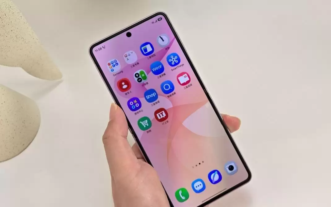 三星Galaxy Z8系列手机现场实拍：三种折叠屏齐聚，阔折叠是亮了