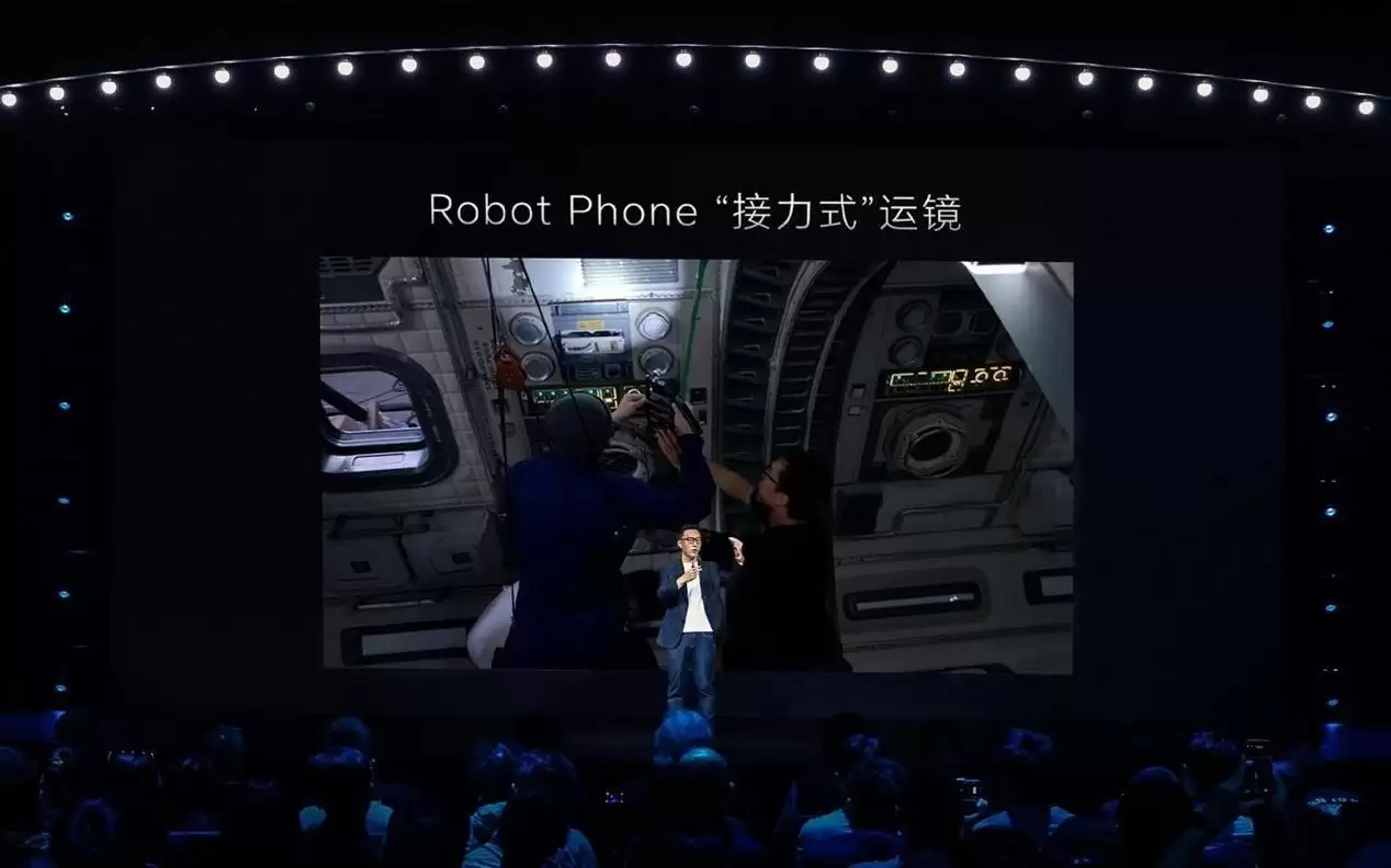 荣耀提出“光智进化律”Robot Phone成全球首款随身电影机