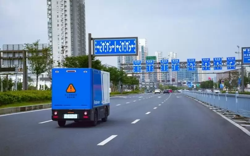 Momenta Robovan落地苏州，世界模型加速进入无人配送