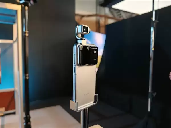荣耀Robot Phone全渠道预约量已突破20万台:超历代旗舰产品