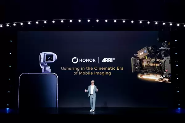 荣耀Robot Phone全渠道预约量已突破20万台:超历代旗舰产品