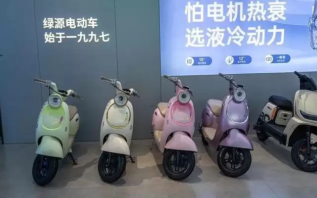 穿超短裙骑电动车，知名品牌翻车？