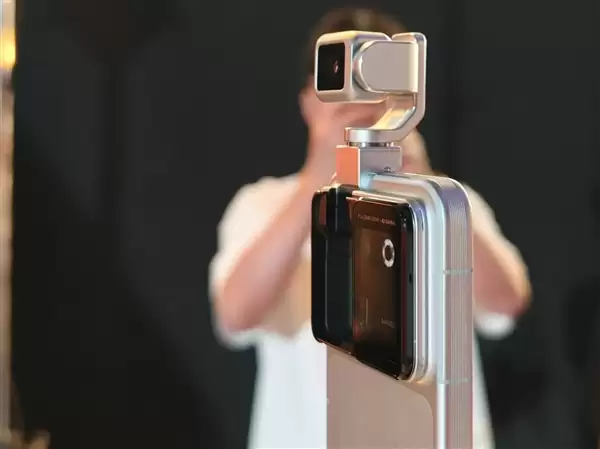 荣耀Robot Phone真机上手:首创钛合金灵巧云台 口袋里的电影机
