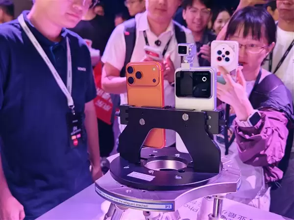 荣耀Robot Phone真机上手:首创钛合金灵巧云台 口袋里的电影机