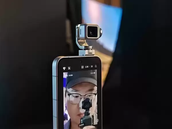 荣耀Robot Phone真机上手:首创钛合金灵巧云台 口袋里的电影机