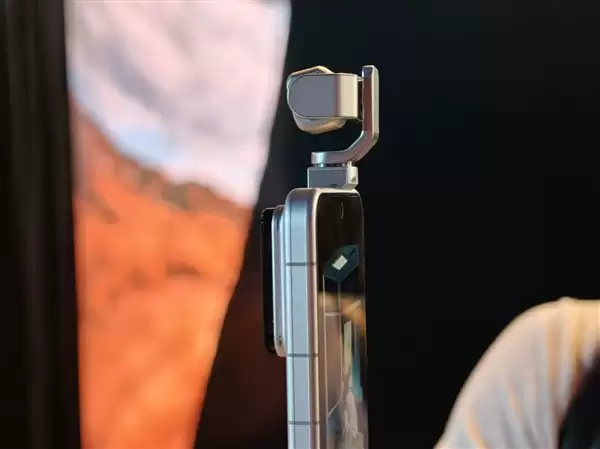 荣耀Robot Phone真机上手:首创钛合金灵巧云台 口袋里的电影机