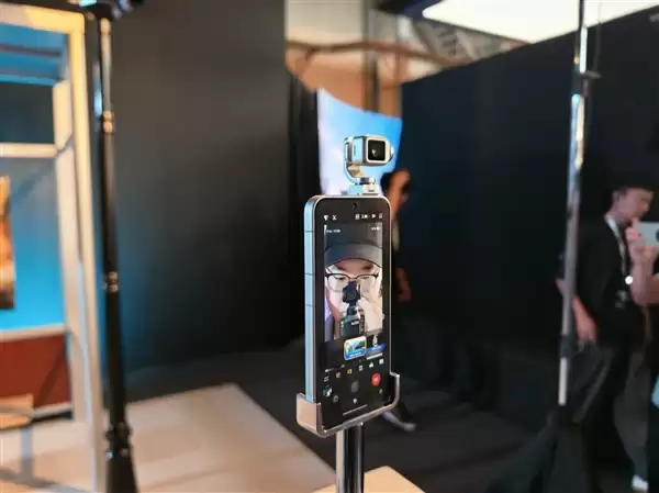荣耀Robot Phone真机上手:首创钛合金灵巧云台 口袋里的电影机