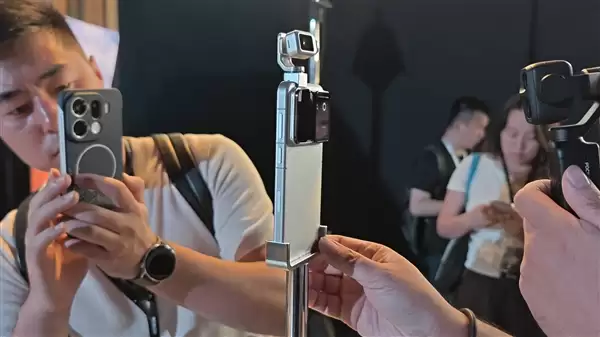 荣耀Robot Phone真机上手:首创钛合金灵巧云台 口袋里的电影机
