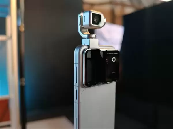 荣耀Robot Phone真机上手:首创钛合金灵巧云台 口袋里的电影机