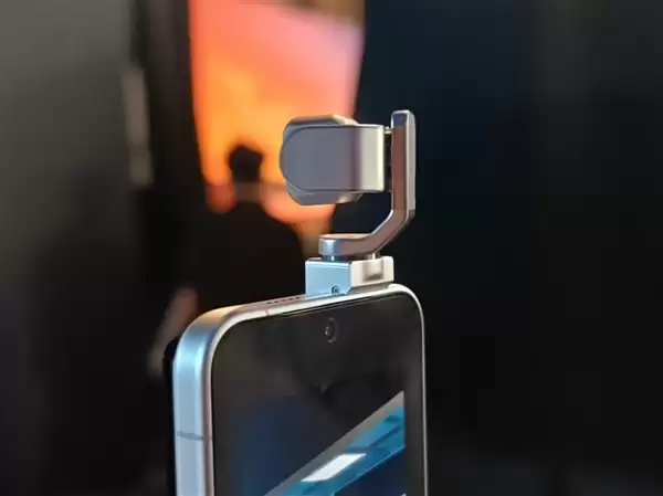 荣耀Robot Phone真机上手:首创钛合金灵巧云台 口袋里的电影机