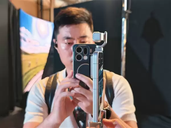荣耀Robot Phone真机上手:首创钛合金灵巧云台 口袋里的电影机