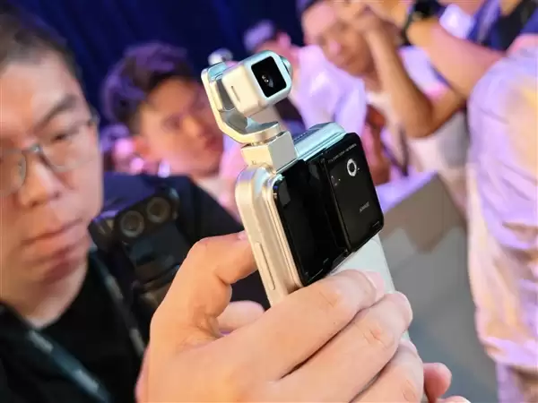 荣耀Robot Phone真机上手:首创钛合金灵巧云台 口袋里的电影机
