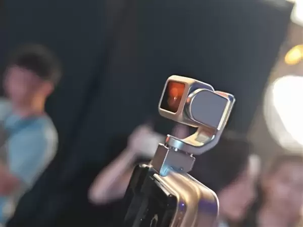 荣耀Robot Phone真机上手:首创钛合金灵巧云台 口袋里的电影机