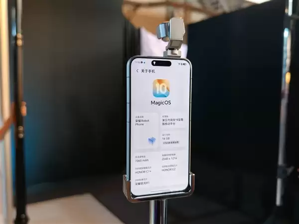 荣耀Robot Phone真机上手:首创钛合金灵巧云台 口袋里的电影机