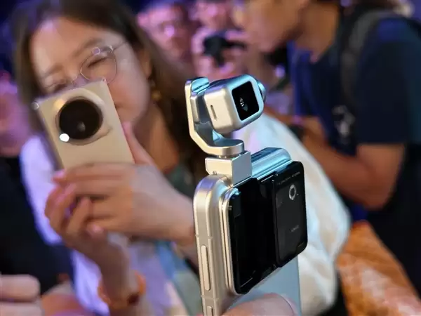 荣耀Robot Phone真机上手:首创钛合金灵巧云台 口袋里的电影机