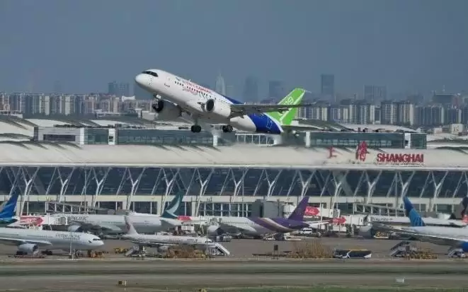 C919高原型首架机在上海浦东国际机场起飞，开展首次飞行试验