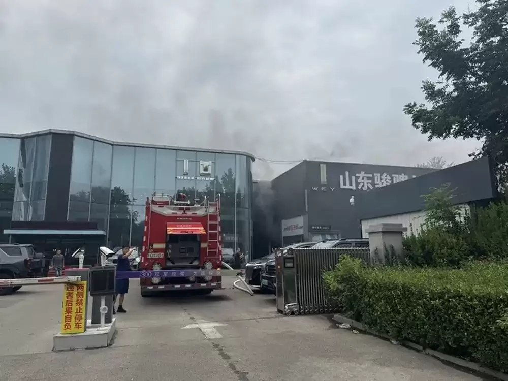 济南一长城汽车4S店因店内事故车辆引发起火