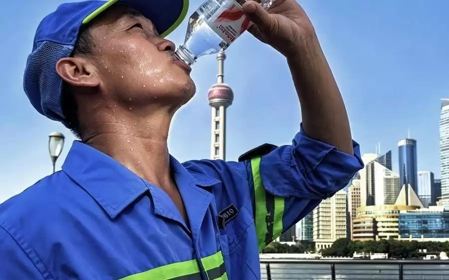 新民目击   挥汗守岗位 智能抗热浪