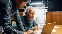 网友帮父母修电脑傻眼 桌面200个图标47个网页常开