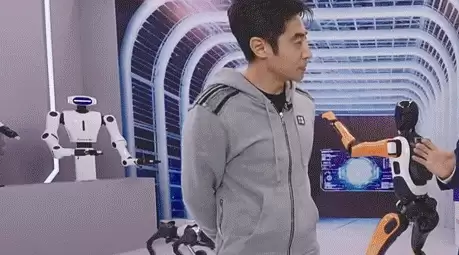 当手机还停留在“附近”,儿童手表已经开始回答“在哪一层”
