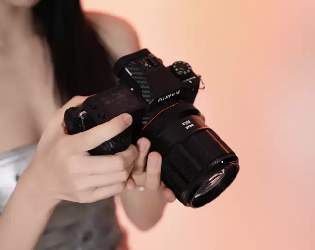 美科首款 4433 中画幅相机镜头 85mm F1.8 G 发售：富士 GFX 卡口 2299 元
