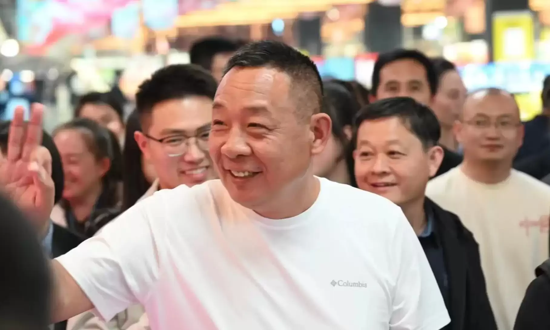 于东来又冲上热搜！提议40小时工作制+40天年假，打工人集体点赞