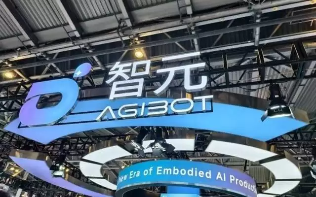 智元“家族”集结WAIC，姚卯青探讨物理AI的“ChatGPT时刻”｜聚焦2026WAIC