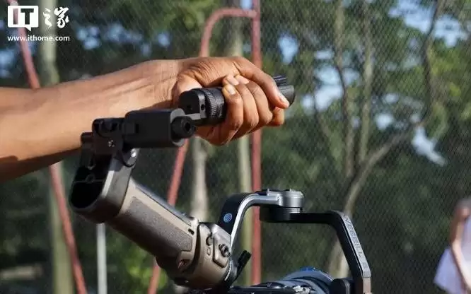 全球首款内置提壶AI相机稳定器：智云WEEBILL 5发布，2299元