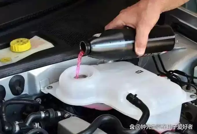防冻液更换有讲究！修车师傅揭秘：错过这些时间点，发动机很受伤