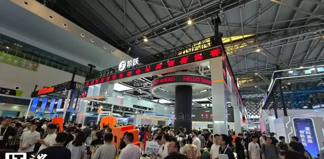 阶跃终端首款智能体手机 STEPX Neo 现场实拍 Amoo 助手可与飞书等 App 深度联动