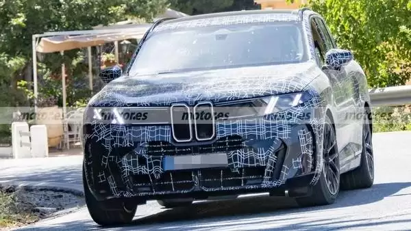 2027款宝马X5 M60 xDrive谍照来袭 D柱回旋镖雕刻成独特身份标识