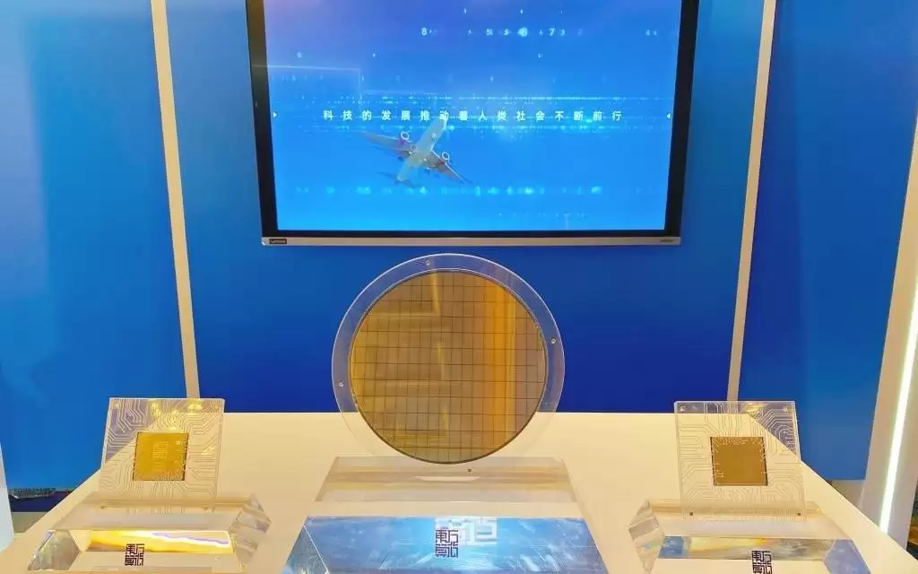 全球首颗软件定义近存计算3D芯片在沪发布