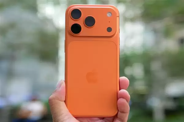 持续两代的铝合金被淘汰！iPhone 20重返玻璃机身