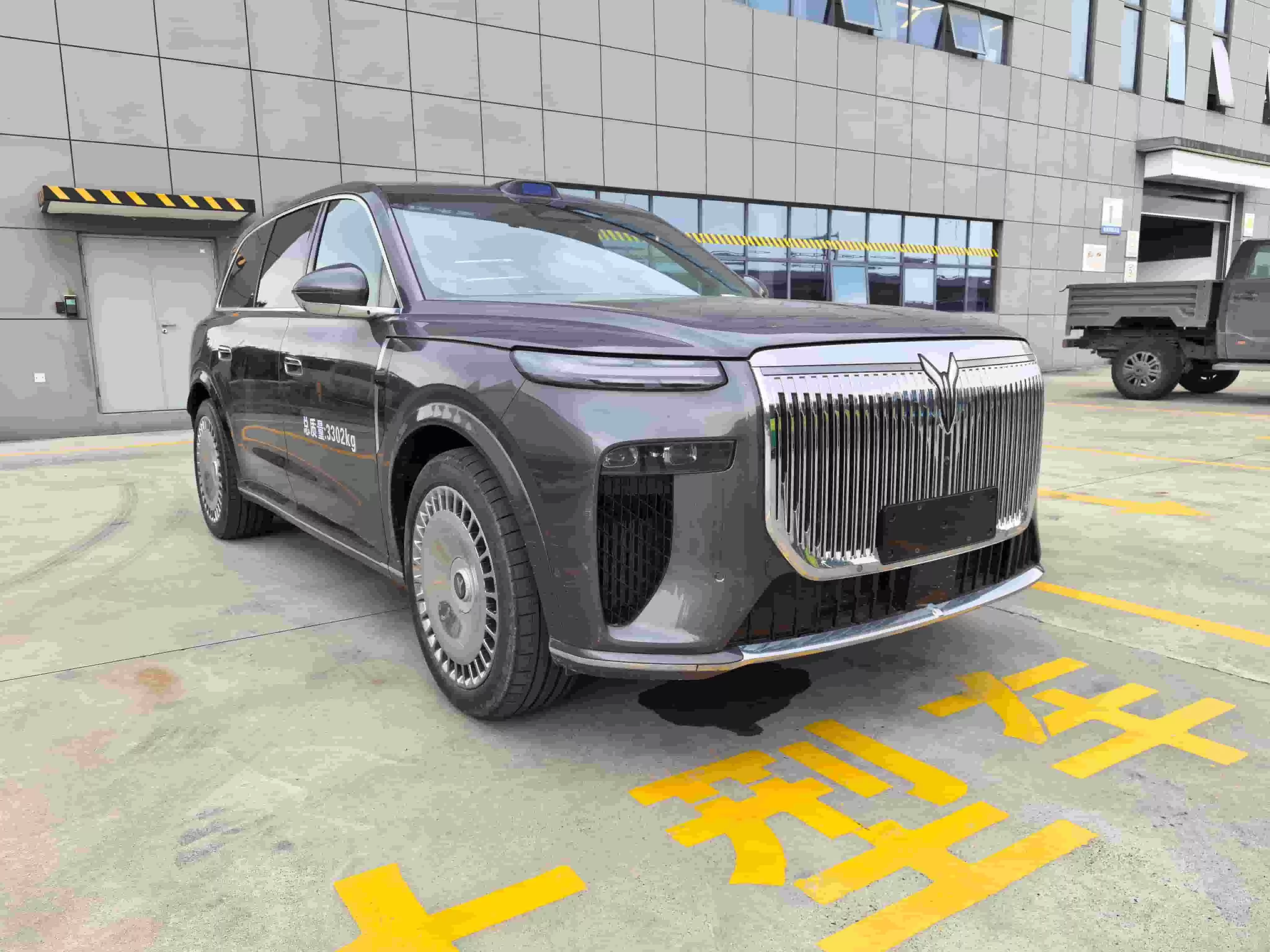 明诺入局插混商务车赛道：高端配置加持 能否在激烈竞争中突围？