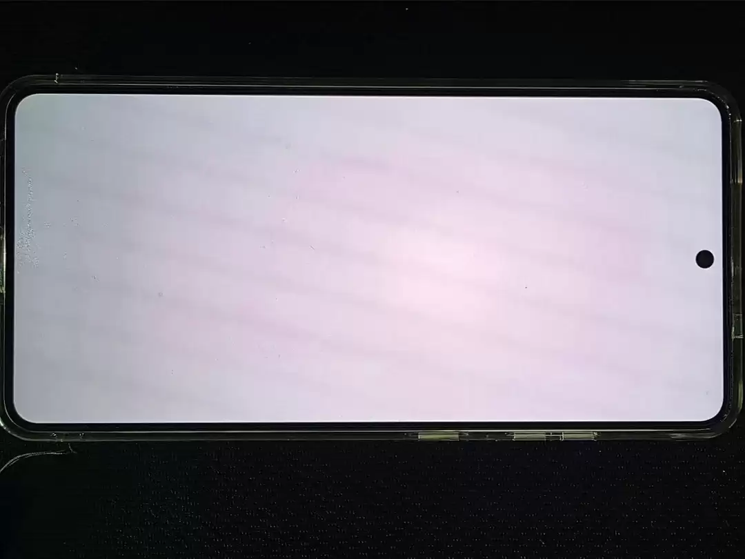 用户反馈三星Galaxy S26 Ultra手机中间屏幕泛红，外媒推测关联“隐私屏幕”机制