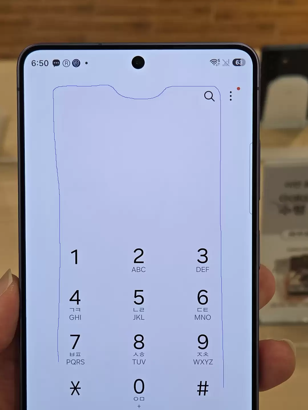 用户反馈三星Galaxy S26 Ultra手机中间屏幕泛红，外媒推测关联“隐私屏幕”机制